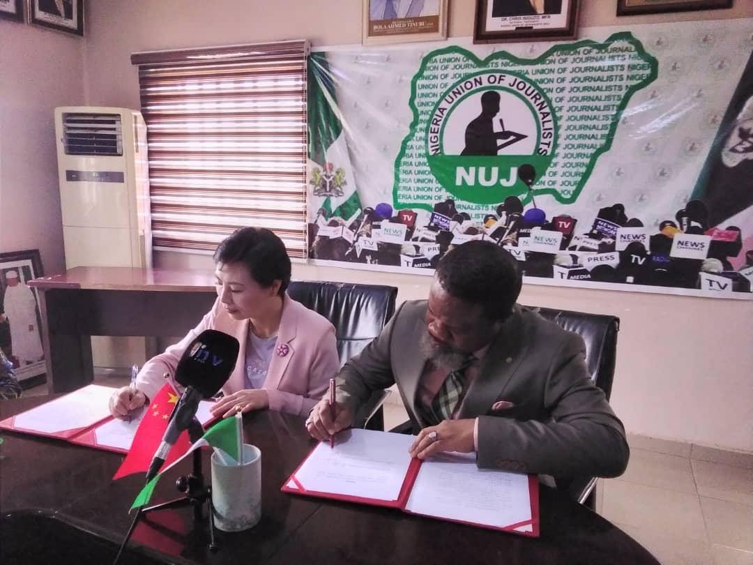 Chinese Delegates visit NUJ Secretariat - sign MoU